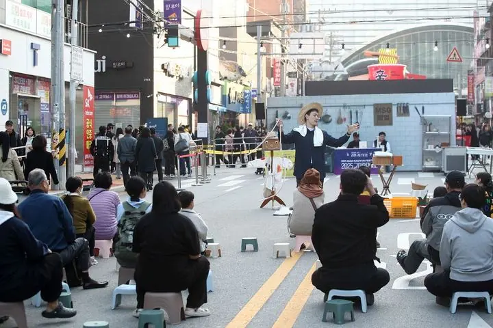 거리 퍼포먼스 공연 — 지난 축제 현장